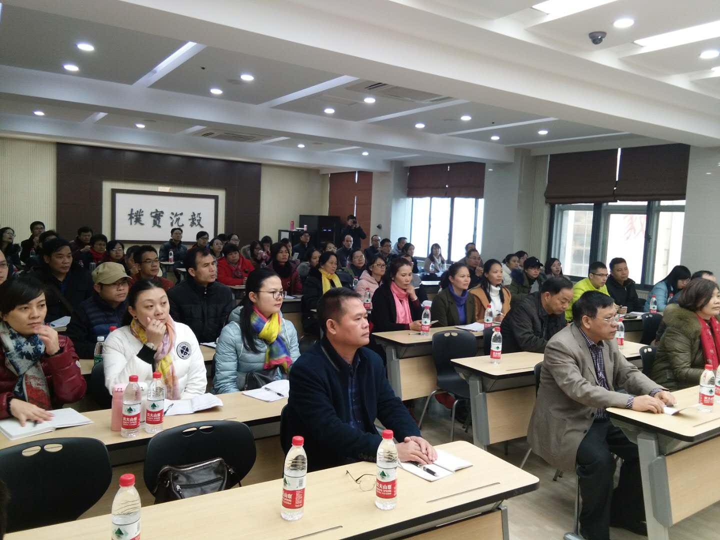 廣西兩校的老師在長(zhǎng)郡中學(xué)會(huì)議室認(rèn)真聽取羅清華主任的介紹