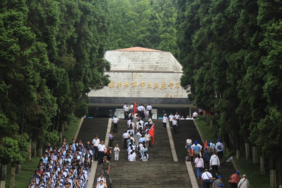 6月10日，全體員工參觀井岡山革命烈士陵園，并向革命烈士陵園敬獻(xiàn)花圈。