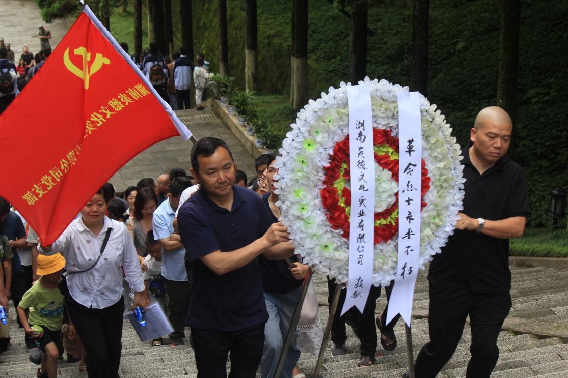 6月10日，全體員工參觀井岡山革命烈士陵園，并向革命烈士陵園敬獻(xiàn)花圈。